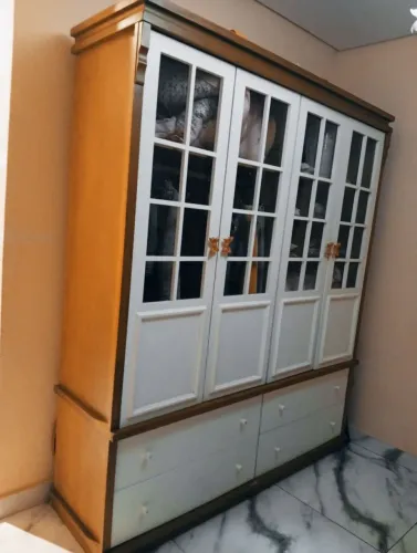 Guarda roupa em madeira maciça.
