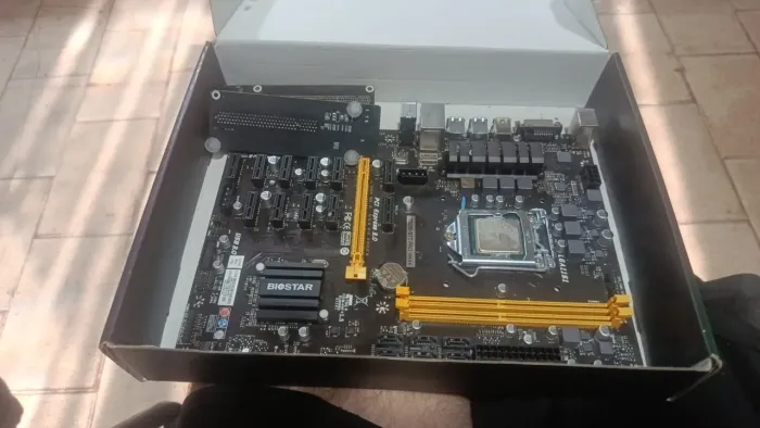 Placa mãe BIOSTAR TB250-BTC LGA 1151 Intel B250 USB 3.0 MINING ATX