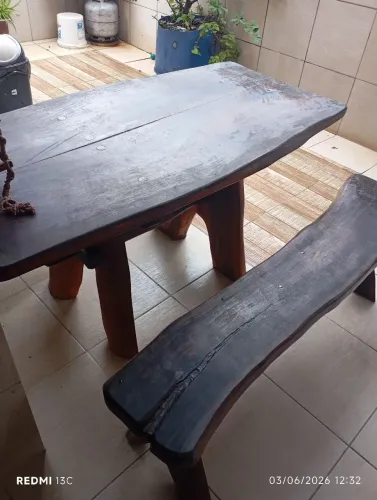 Mesa e bancos de madeira.