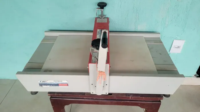 Máquina para corte e vinco