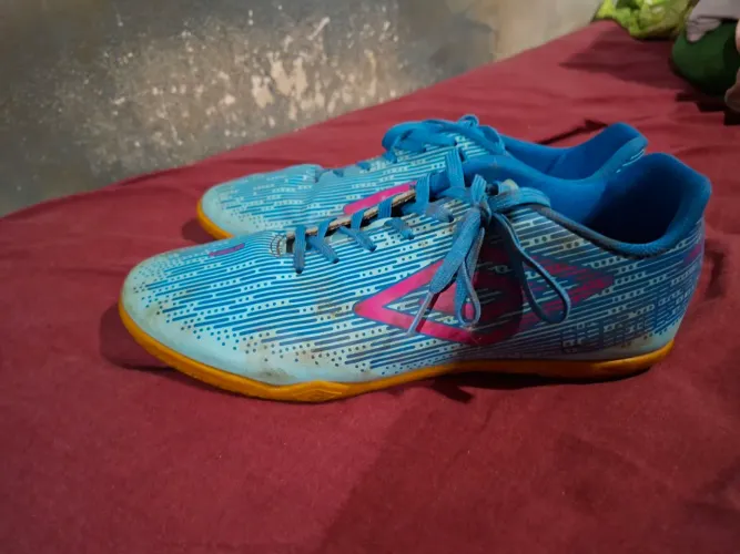 Chuteira Umbro - tamanho 42