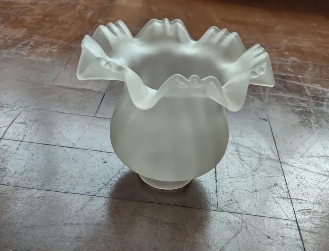 Cúpula tulipa vintage, com bordas recurvadas, em vidro fosco 