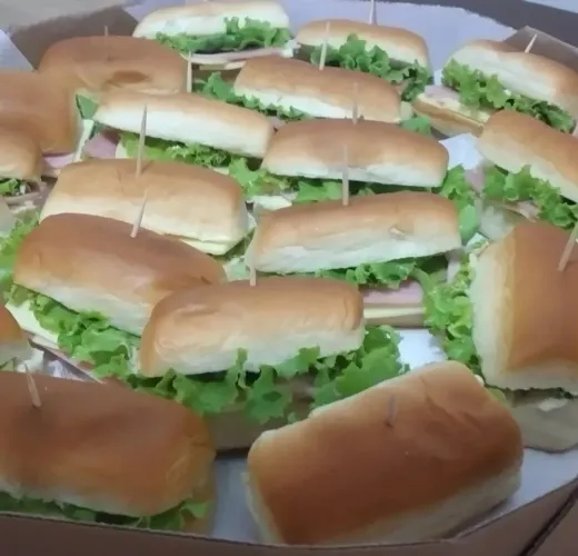 Mini sanduíches e salgados assados