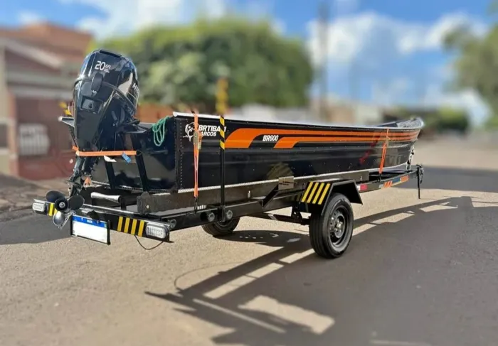 Vendo barco com motor e carreta