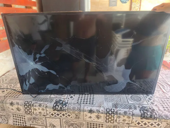 TELEVISAO SAMSUNG 43" COM TELA TRINCADA