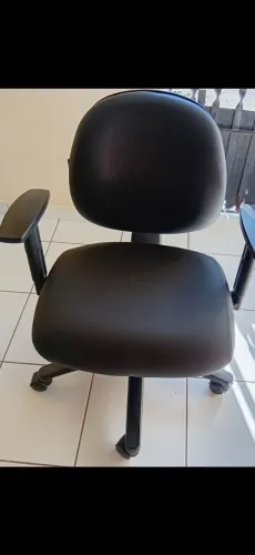 Uma cadeira semi nova.
