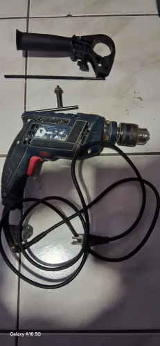 Furadeira bosh 650w , 220v com reversão.