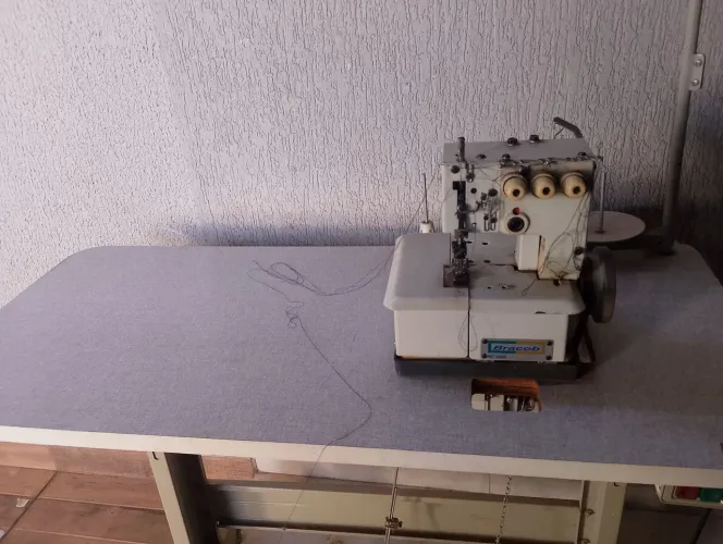 Máquina de custura Galoneira