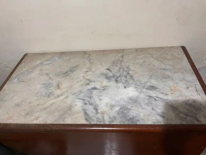 Vende-se mesa em Angelin com mármore 