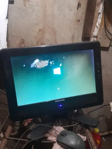 Monitor Positivo Smile 563, liga e funciona, mas tem manchas na tela. Vendo no estado.