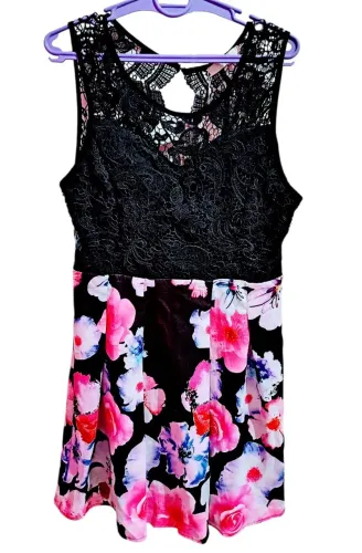 Vestido floral com detalhes em renda