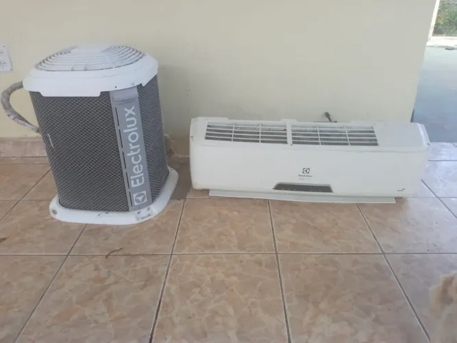 AR-CONDICIONADO SPLIT ELECTROLUX 9.000 BTUs - 220V -