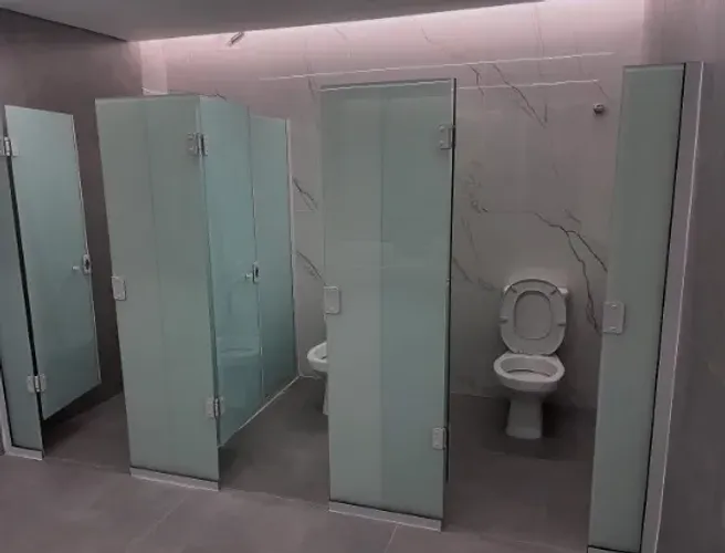 Portas de Vidro para Sanitários Sob Medida | Instalação Completa