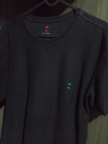 camiseta básica grafite ad lifestyle