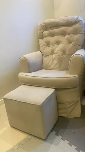 Poltrona Amamentação com Puff
