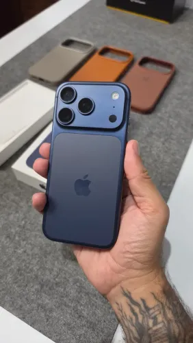 iPhone 17 Pro azul perfeito estado