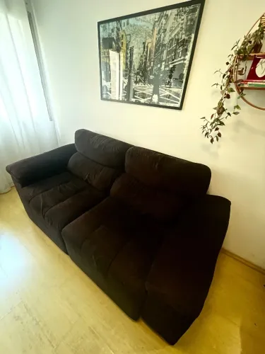 Sofá preto com chaise retrátil e encosto reclinável