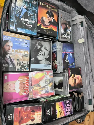 Lote Grande de CDs Dvds Fitas etc