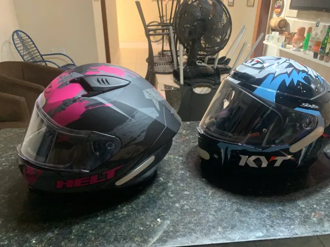 Vendo pois capacete para moto semi novo um usado apenas duas vezes