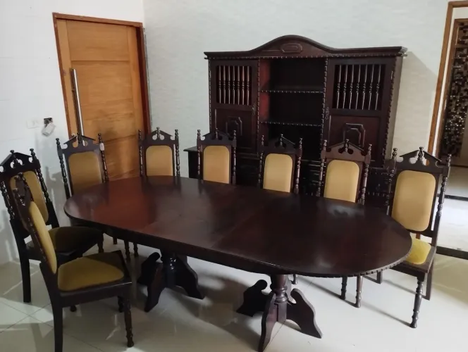 Jogo de jantar Vintage - Mesa, cadeiras e cristaleira de Madeira