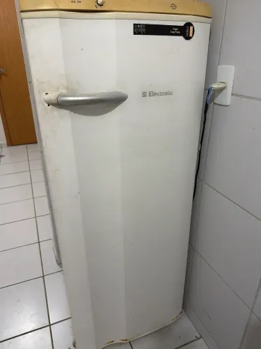 Vendo geladeira só está suja