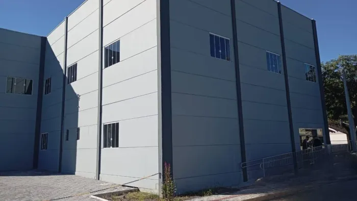 Galpão Novo para Locação 750m² com Pé Direito de 8m na Blumenau | Bairro