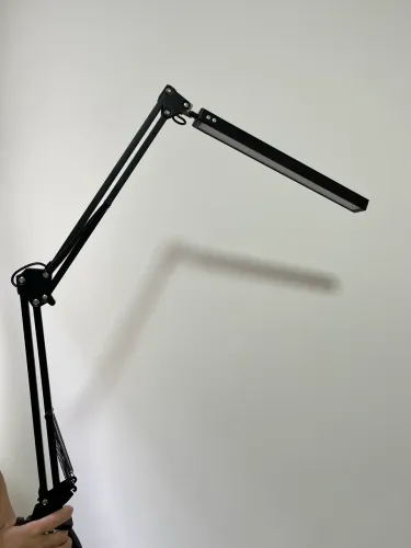 Luminária de mesa articulada