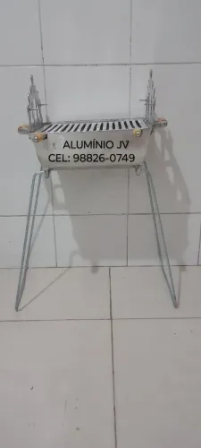 CHURRASQUEIRA GRANDE DE ALUMÍNIO COM SUPORTE LATERAL PARA ESPETO