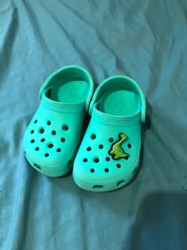 Crocs infantil tamanho 25 (C7)