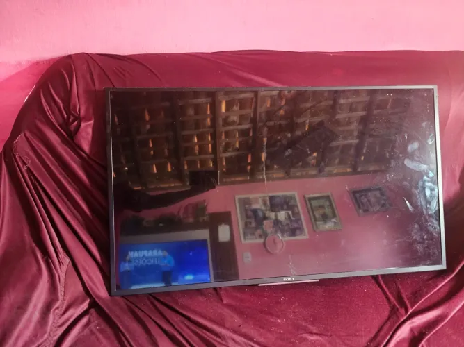 TV Sony de 43 polegadas com o controle e com o suporte para bota na parede