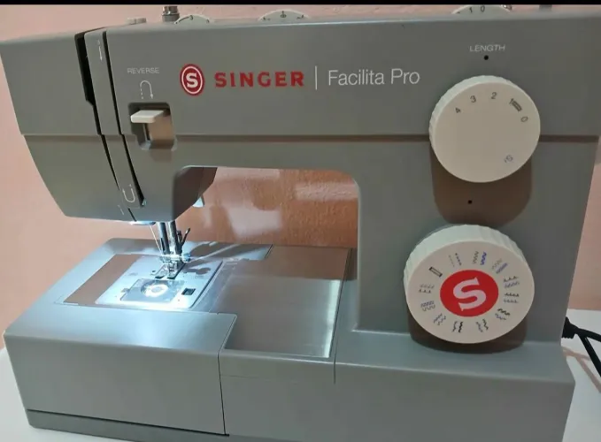Vendo máquina de costura doméstica Singer Facilita Pro