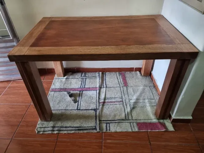 VENDO MESA DE MADEIRA MACIÇA COM 4 CADEIRAS