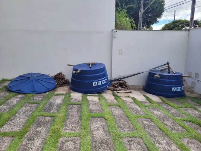 Vendo 2 caixas de água usadas com tampa e registro funcionando de 1000 litros da fortlev.