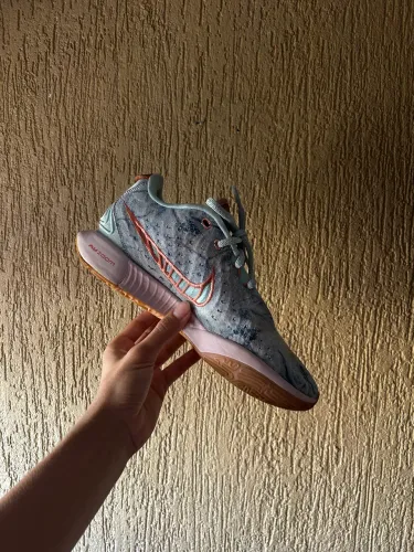 Tênis de basquete LeBron XXI