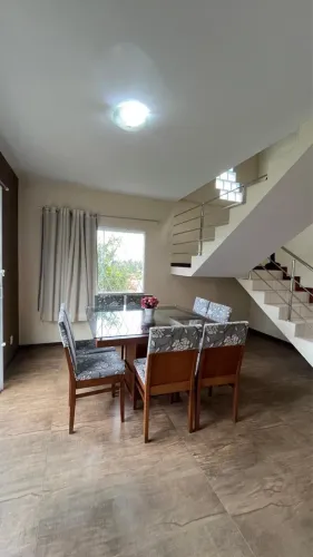 Venda de Mesa de 8 lugares madeira maciça com 8 cadeiras 