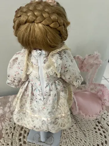 Boneca de porcelana 40cm fica sentada ou em pé 