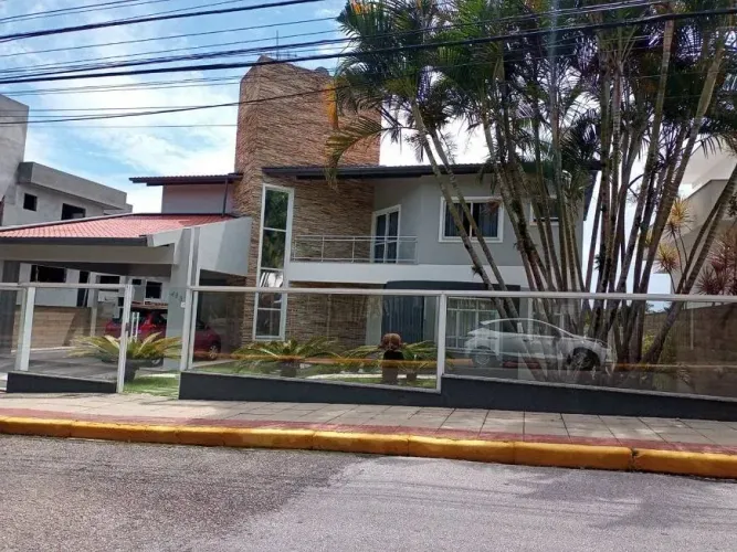 Casa de condomínio para venda tem 450 metros quadrados com 4 quartos