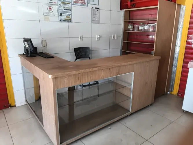Vendo Balcão Expositor em MDF de 1,50cm por 2,05 cm, com expositor em prateleira.