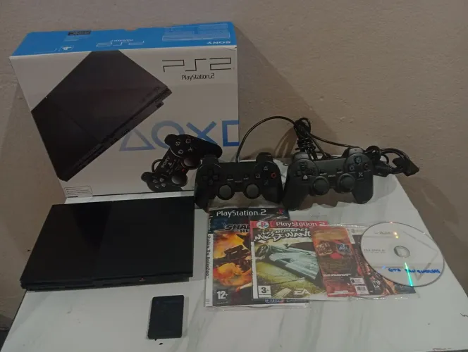 Playstation 2 na caixa com 2 controles
