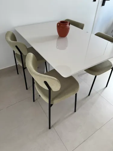 MESA TAMPO DE VIDRO COM JOGO DE CADEIRA BOUCLE LYAM