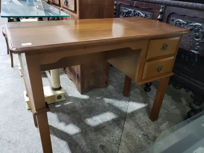 Escrivaninha com duas gavetas