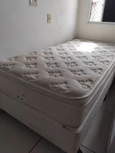 Cama de solteiro com base e colchão de mola