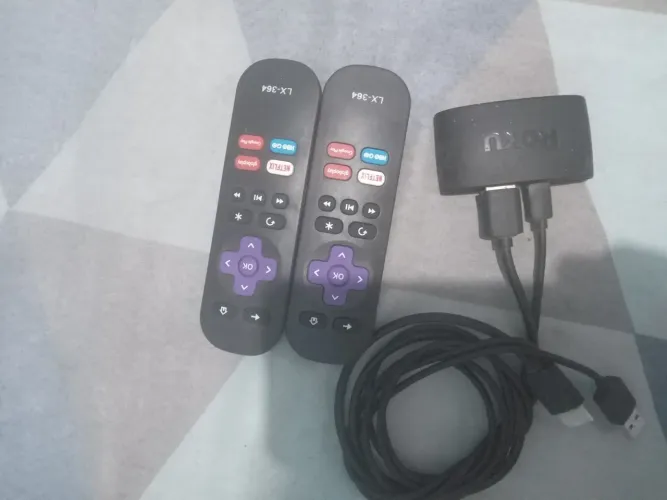 dispositivo roku tv semino  com dois controles . para sua tv que não é smart ou projetor.