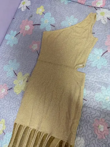 vestido dourado longo ombro único com fenda - tam P