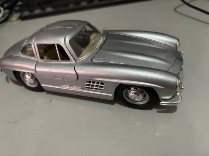Miniatura Mercedes bens 300sl 1,24 Burago