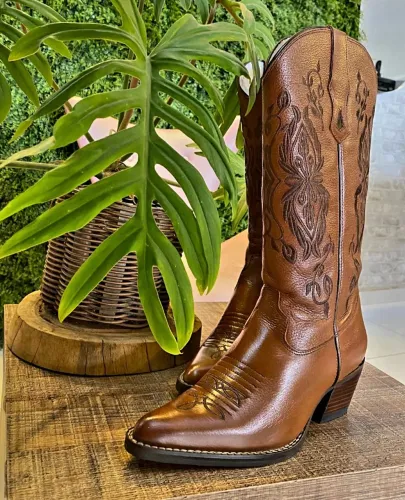 Bota Feminina nova em couro legítimo