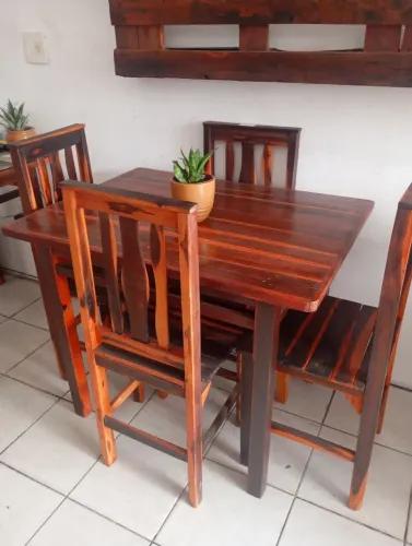 Vendo jogo de mesa ipê, fixa.