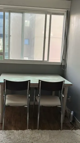 Mesa com as cadeiras 