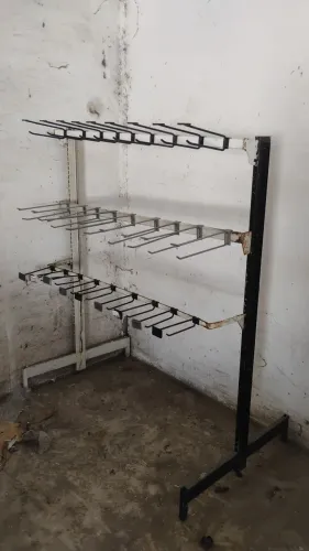 Gancho para gôndolas. Temos vários modelos. Valor 2,50 reais cada.