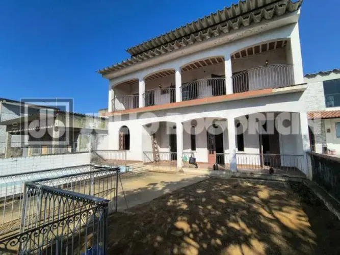Casa de rua : / Residencial / Pitangueiras